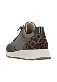 Baskets vertes et grises avec un talon en imprimé léopard, en daim texturé et panneaux lisses, avec des lacets ronds et une semelle blanche.