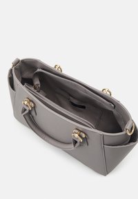 Bolso sintético gris con herrajes dorados, doble asa superior, forma estructurada y bolsillos interiores para organización; textura suave.