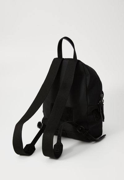 Rucsac negru dintr-o țesătură durabilă, cu curele ajustabile, o mănă superioară și un compartiment cu fermoar pentru stocare. Design minimalist.