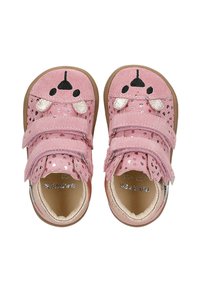 Scarpe per bambini in suede rosa con due cinturini in velcro. Presentano un design con il muso di un cane, con dettagli metallici e pattern ritagliati sulla parte superiore.