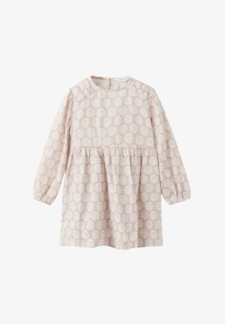 Robe à manches longues rose clair avec motif floral blanc, taille froncée, col rond et détails plissés aux épaules.