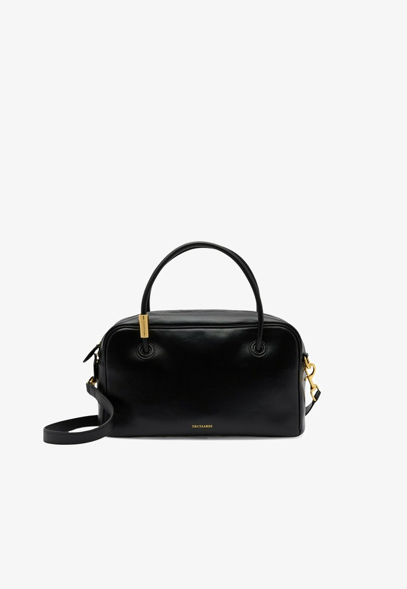 Schwarze rechteckige Handtasche aus Leder mit zwei Griffen, goldfarbenen Beschlägen, abnehmbarem Schulterriemen und kleinem goldfarbenem Markennamen "Trussardi" auf der Vorderseite.