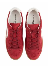 Baskets en daim rouge avec des accents blancs, pointes rondes et semelles en caoutchouc brun. Dotées de lacets plats et d'un logo sur la semelle intérieure. Texture douce.