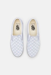 Ljusblå canvas heltäckande skor med rutigt mönster, svart gummisula och Vans-logga på innersulan.