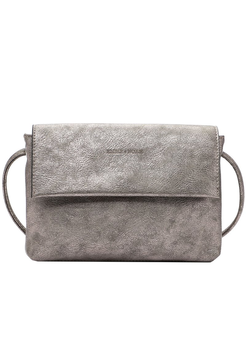 Borsa a tracolla in pelle metallizzata grigia con una texture liscia, forma rettangolare, pattina pieghevole e logo discreto sul davanti.