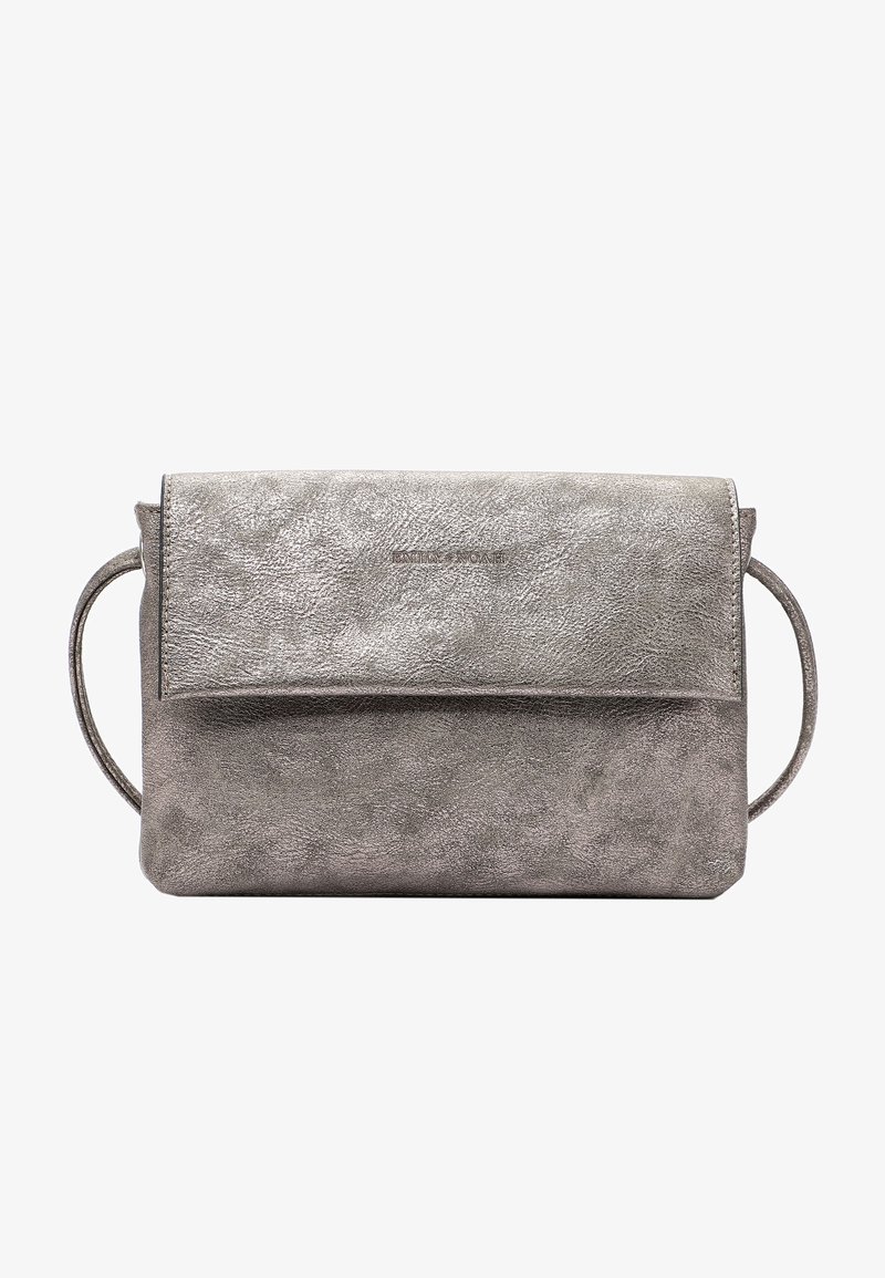 Borsa a tracolla in pelle metallizzata grigia con una texture liscia, forma rettangolare, pattina pieghevole e logo discreto sul davanti.