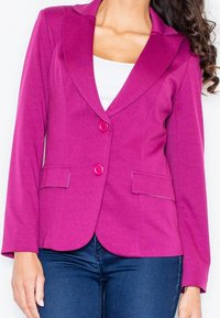 Fuksjowy żakiet z wyłogami, dwoma guzikami i przednimi kieszeniami. Wykonany z gładkiego materiału, o dopasowanym kroju i długich rękawach.