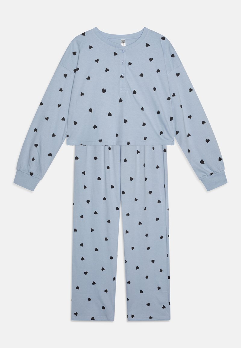 Lys blå pysjamas i myk stoff, med lange ermer og bukser med et mønster av små svarte hjerter i hele.
