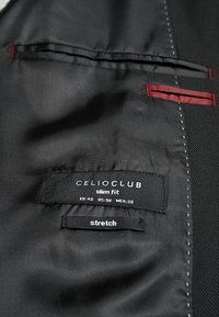 Czarna dopasowana marynarka od wewnątrz z metką CEILIOCLUB, oznaczeniem slim fit, rozmiar EU 48, US 96, MEX 38 oraz elastycznym materiałem; widoczne czerwone akcenty i przeszycia.