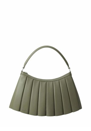 Sac à main plissé vert olive avec un sommet incurvé et une seule bandoulière, présentant un logo discret en relief sur le côté inférieur gauche.