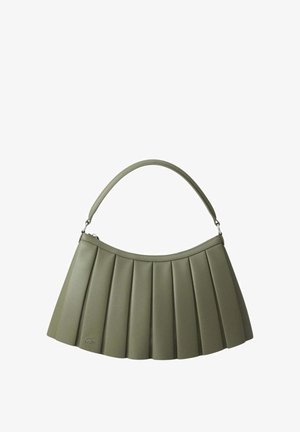 Sac à main plissé vert olive avec un sommet incurvé et une seule bandoulière, présentant un logo discret en relief sur le côté inférieur gauche.