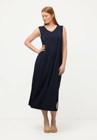 Ulla Popken MIDI EN TISSU FLUIDE LIGNE EN A COL EN V SANS MANCHES - Trikoomekko - dark blue