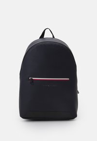 Zaino in nylon nero di forma arrotondata, con una tasca frontale con zip caratterizzata da strisce accentate in rosso e bianco, e un manico superiore per il trasporto.