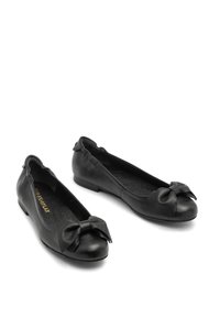 Mustad nahast balletikontsad ümara varbaga, esipoolsed paeltevad, pehme tekstureeritud ülalosa, madal konts ja polsterdatud sisemus.