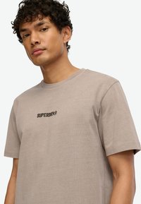 Superdry & Co MICRO LOGO GRAPHIC LOOSE - T-shirts print - deep beige slub