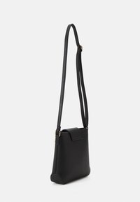 Borsa a tracolla nera in pelle con una forma strutturata, chiusura piatta e tracolla regolabile. Presenta una texture liscia e un design minimale.