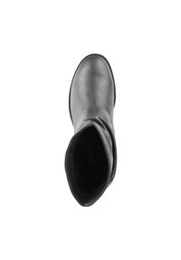 Bottine noire avec une finition lisse, un design angulaire et un bout légèrement arrondi. Doublure intérieure visible, avec une semelle intérieure à logo.