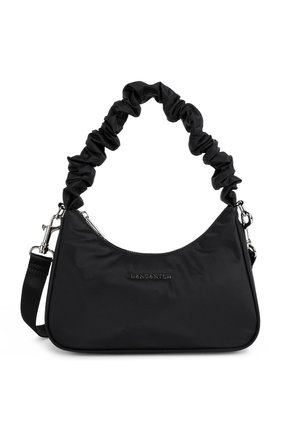 Sac à main en nylon noir avec une bandoulière froncée, des finitions en argent, une fermeture éclair et un détail de logo. La forme est arrondie avec une base plate.