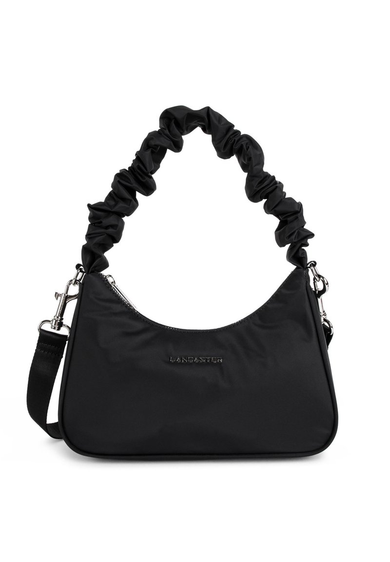 Borsa a mano in nylon nero con tracolla arricciata, hardware argentato, chiusura con zip e dettaglio del logo. La forma è rotonda con una base piatta.