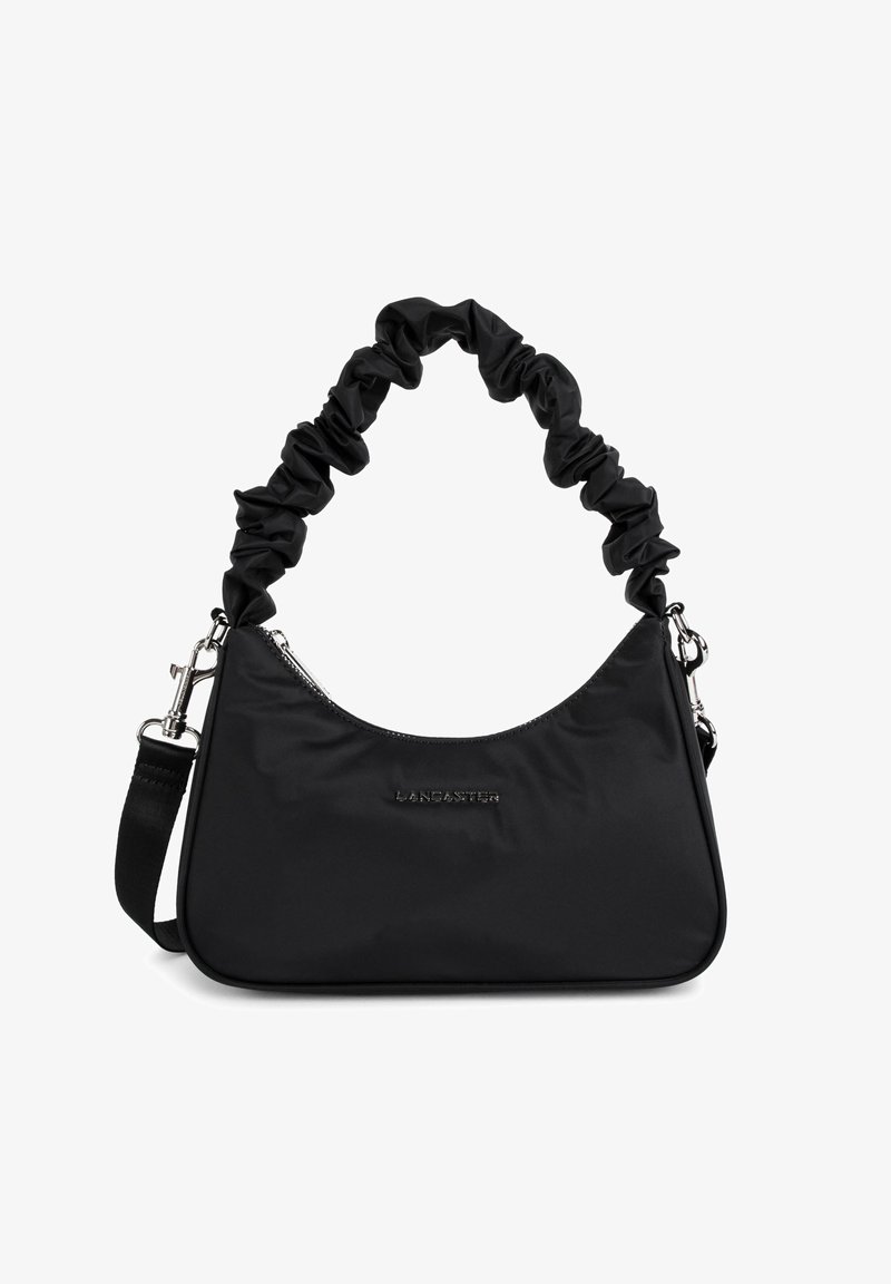 Sac à main en nylon noir avec une bandoulière froncée, des finitions en argent, une fermeture éclair et un détail de logo. La forme est arrondie avec une base plate.
