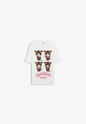 Biała bawełniana koszulka z okrągłym dekoltem i krótkimi rękawami, przedstawiająca cztery postaci z kreskówek Monchhichi, z różowymi akcentami i tekstem logo poniżej.