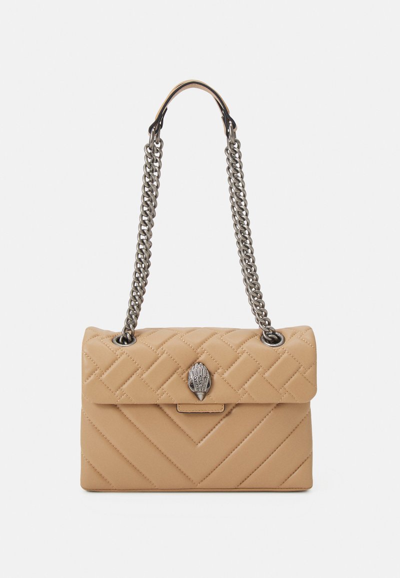 Borsa a tracolla beige trapuntata con catena e chiusura metallica, caratterizzata da un motivo a zigzag e un accent decorativo testurizzato sulla parte anteriore.