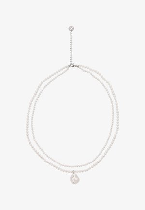 Colier dublu de perle cu închizătoare din argint și prelungitoare de lanț, având un singur pandantiv cu perlă atârnată, de formă neregulată.