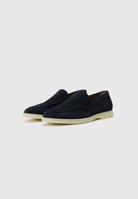 Marinblå mockaskor med en smäcker design, med en mjuk yta och en kontrasterande ljusgummisula.