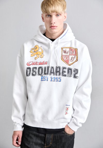 Witte hoodie met kleurrijke geborduurde graphics, waaronder een leeuw en schildvormen. Gemaakt van een zachte katoenmix.
