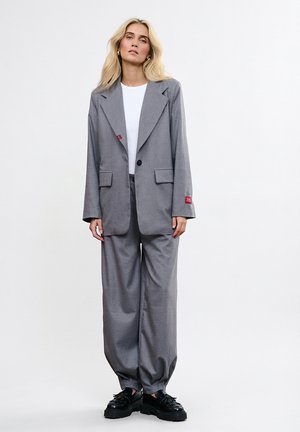 - Spodnie materiałowe