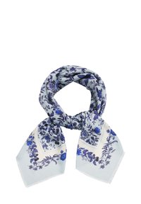 Lichtblauwe sjaal met donkerblauwe en paarse bloemmotieven, in een lus gerangschikt met de uiteinden die naar beneden hangen.