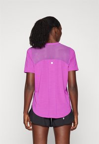 ASICS ROAD TOP - T-skjorte til trening - bold magenta