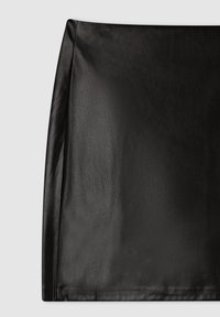 Mini gonna in pelle nera con una texture liscia, design aderente e cuciture minime, che offre una silhouette elegante.