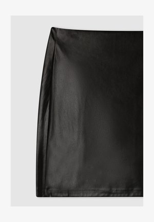 Mini gonna in pelle nera con una texture liscia, design aderente e cuciture minime, che offre una silhouette elegante.