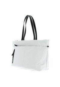 Sac fourre-tout synthétique blanc avec des anses en cuir noir, présentant une poche zippée à l'avant et un design minimaliste avec des détails cousus.