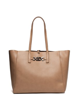 Borsa tote in pelle color cuoio con manici lunghi e chiusura decorativa argentata sul davanti, caratterizzata da una forma rettangolare strutturata.
