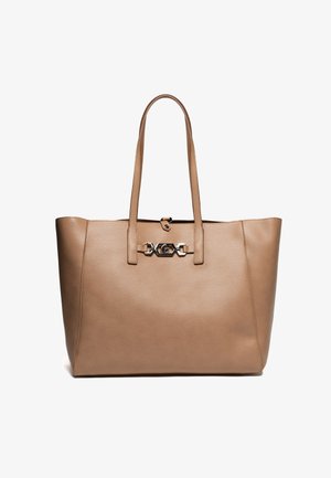 Borsa tote in pelle color cuoio con manici lunghi e chiusura decorativa argentata sul davanti, caratterizzata da una forma rettangolare strutturata.