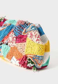 Mehrfarbige Beuteltasche mit komplizierten Texturen, die verschiedene Formen in Pink, Blau, Orange, Gelb und Grün zeigt, verziert mit Pailletten.