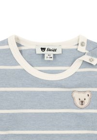 Lichtblauw gestreept T-shirt met korte mouwen, gemaakt van katoen, met een borduursel van een teddybeer en knoopsluitingen bij de hals.
