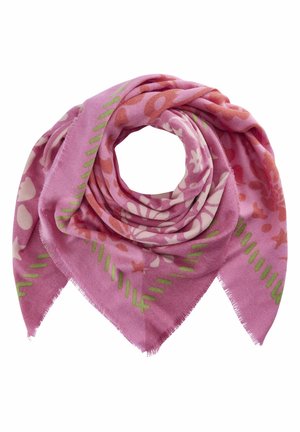 Écharpe triangulaire rose avec des motifs floraux et abstraits en corail, blanc et vert, présentée pliée en forme de spirale.