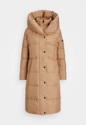 Beige pufferjakke med en stor, foldet hætte, knaplukninger, lange ærmer og forlommer med en quiltet tekstur.