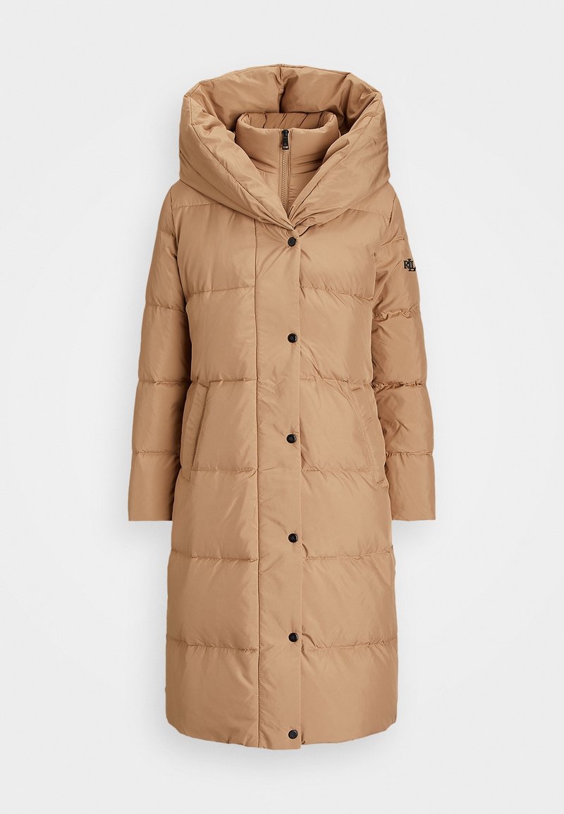 Beige polstret frakke med stor, foldbar hætte, knapper foran, sidelommer og en let tekstur. Har et design i mellem længde.