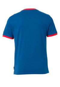 Kurzarm-T-Shirt aus blauer Stoff, rote Akzente am Kragen und an den Ärmeln, runder Ausschnitt, glatte Textur, lässige Passform, keine sichtbaren Muster oder Hardware.