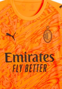 Maglia da calcio arancione con accenti neri, dotata di scollatura rotonda, motivo astratto, logo Puma e testo dello sponsor "Emirates Fly Better."