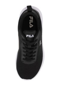 Czarne buty sportowe z siateczkową cholewką, okrągłym noskiem, czarnym sznurowaniem i białą gumową podeszwą, z logo Fila na języku.