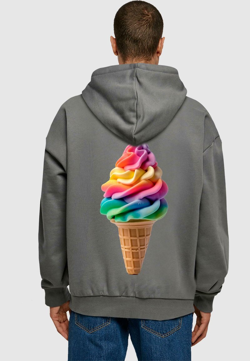 Grauer Hoodie mit einem großen, bunten Eiskegel-Graphic auf der Rückseite, mit lebhaften Wirbeln in Pink, Gelb, Grün und Blau.