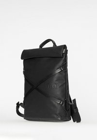 Schwarzer Leder-Rolltop-Rucksack mit Kreuzgurt-Design, Tragegriff, verstellbaren Schulterriemen und geprägt "a/u" Logo auf der Vorderseite.