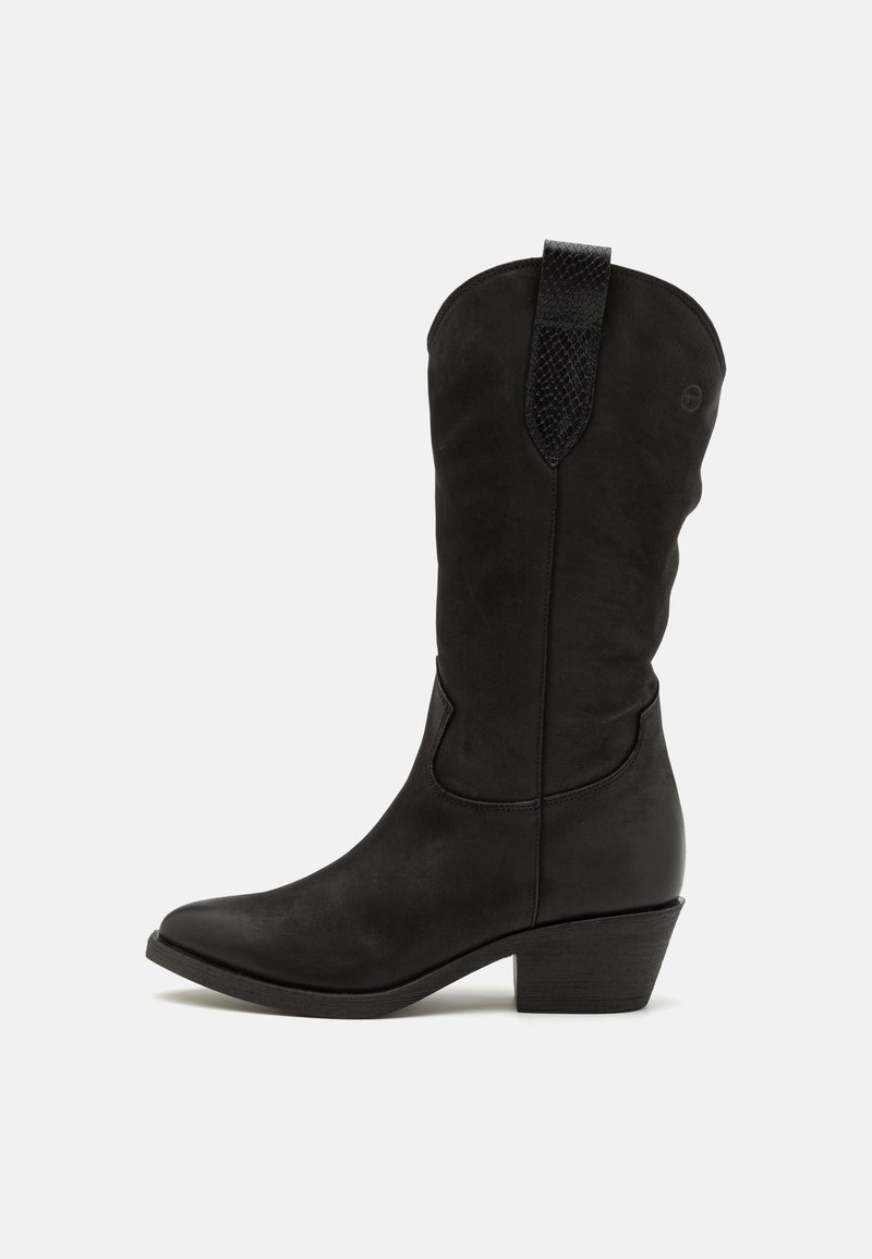 Botas western negras de media caña con punta afilada, tacón bajo y apilado, y una lengüeta texturizada en la parte superior sobre un fondo liso.