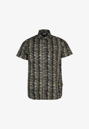 Camisa de manga corta hecha de tela con un patrón de hojas en tonos verdes sobre un fondo negro, con cuello y bolsillo delantero.