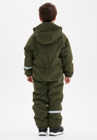 Olijfgroene kinderveilige regenoverall met een capuchon, elastische taille en reflecterende accenten op de mouwen en benen. Zachte, textuurstoffen.